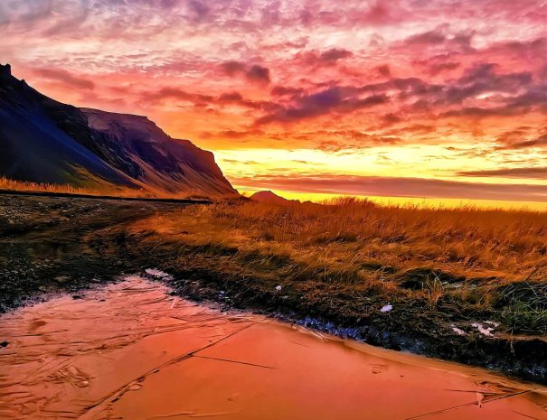 green-farm-stay-cabin-sunset-by-the-river