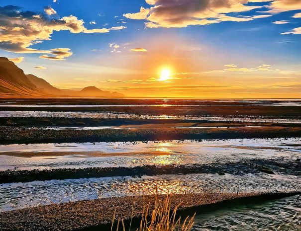 green-farm-stay-cabin-sunset-by-the-sea