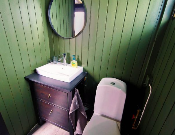 green-farm-stay-cabin-toilet