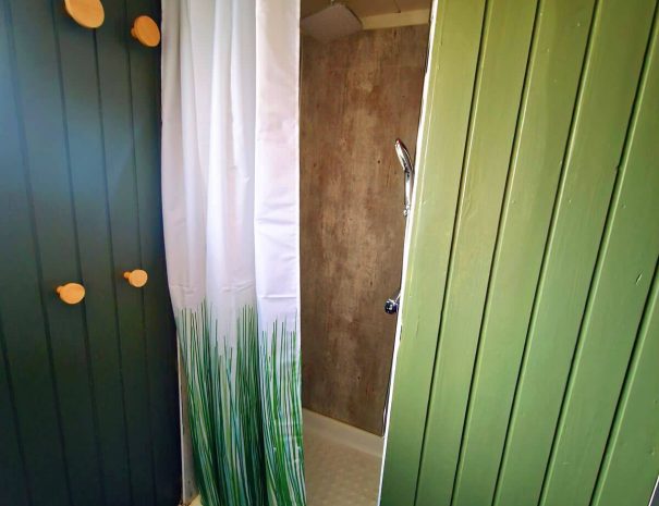 green-farm-stay-iceland-shower
