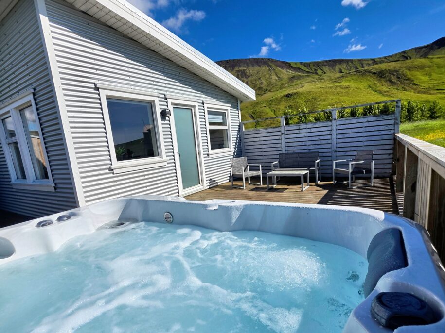 Seljalandsfoss Cabin private hot tub with mountain views
