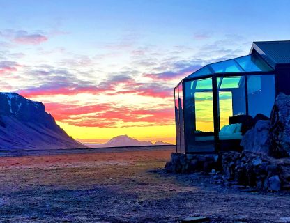 midnight sun luxury cabin with view next to Skógafoss